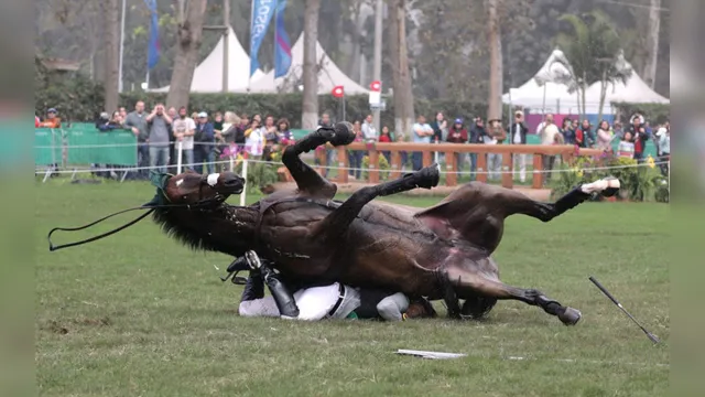 Imagem ilustrativa da notícia Cavalo cai em cima de brasileiro em disputa do Pan-Americano