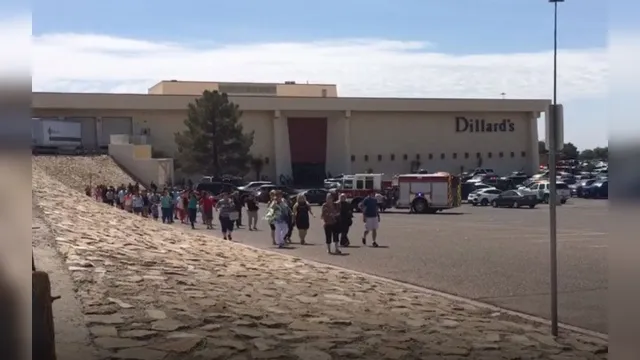 Imagem ilustrativa da notícia Homem invade supermercado e atira em 18 pessoas; vídeo mostra pânico em local