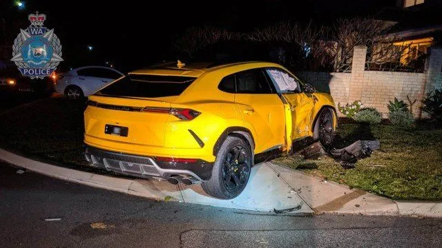 Imagem ilustrativa da notícia Adolescente rouba carro e destrói Lamborghini avaliada em R$ 1 milhão