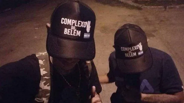 Imagem ilustrativa da notícia Traficantes criam bonés e abadás personalizados com ligação ao crime