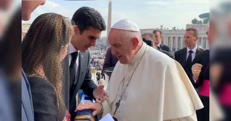 Imagem ilustrativa da notícia Abençoados! Papa Francisco recebe de Helder camisas de Remo e Paysandu
