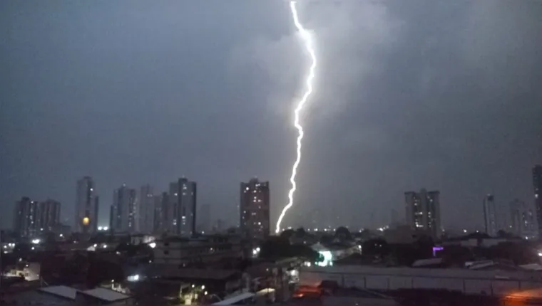 Imagem ilustrativa da notícia Raios e relâmpagos iluminam o céu de Belém
durante tempestade. Veja o vídeo
