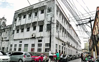 A calçada da unidade de saúde foi o lugar que restou para a jovem de 21 anos de idade ter o bebê.