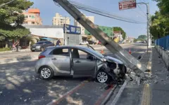 O poste tombou com a colisão