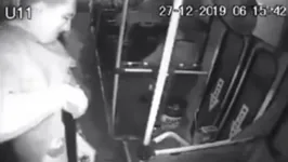 Imagem ilustrativa da notícia Ladrão se atrapalha em assalto a ônibus e acaba ferido com a própria arma; veja o vídeo!