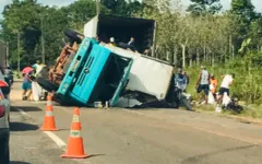 Imagem ilustrativa da notícia Caminhão tomba na BR-316 e despeja carga na pista