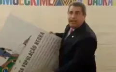 O deputado disse que o cartaz era nitidamente ofensivo aos policiais do país.