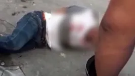 Imagem ilustrativa da notícia Homem é amarrado e espancado após ser acusado de roubo; veja o vídeo!