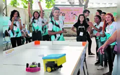 Cerca de 200 alunos participaram da competição, construindo as máquinas e torcendo.