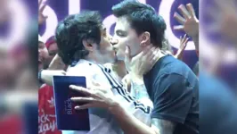 Imagem ilustrativa da notícia Felipe Neto e youtuber se beijam para comemorar audiência em live