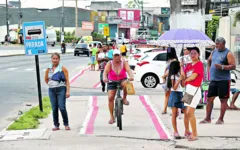 Sinalização de ciclofaixa deixou população confusa e atravessa até paradas de ônibus.