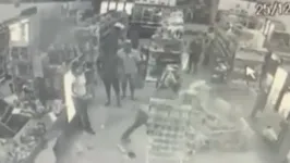 Imagem ilustrativa da notícia Vídeo: Bêbado tem ataque de fúria e destrói loja de bebidas 