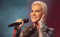 A cantora sueca, que o criou Roxette com Per Gessie em 1986, é mais conhecida pelos seguintes hits “Listen To Your Heart”, “Joyride” e “It Must Have Been Love".