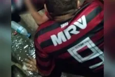 A vítima estava com os familiares quando ouviu os disparos e tentou se proteger, mas foi atingida