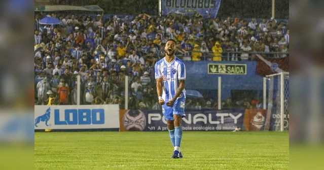 Imagem ilustrativa da notícia Está perdoado? Torcida bicolor se divide após grande atuação e gols de Caíque Oliveira