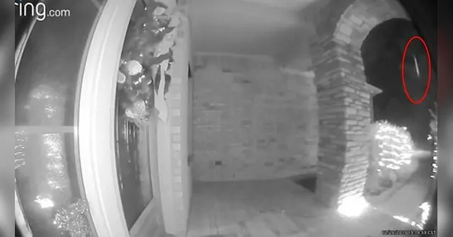 Imagem ilustrativa da notícia Vídeo mostra momento em que homem é "abduzido" por raio de luz. Veja!