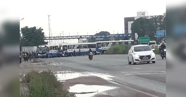 Imagem ilustrativa da notícia Colisão entre ônibus causa congestionamento na BR