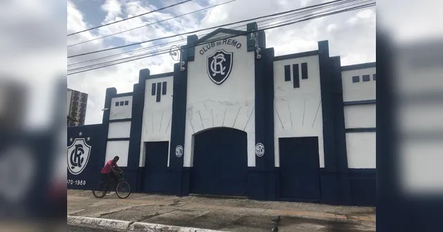 Imagem ilustrativa da notícia Torcedores recuperam fachada do Baenão durante a madrugada