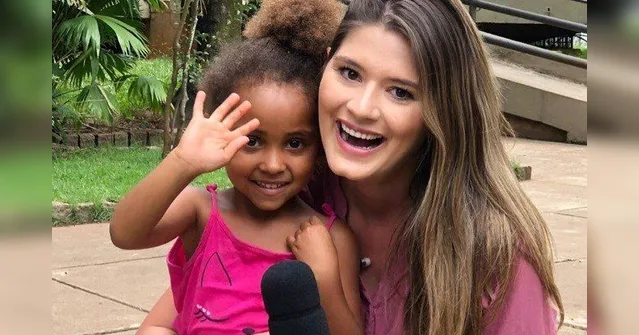 Imagem ilustrativa da notícia Criança interrompe jornalista da Globo ao vivo e reação encanta web; assista