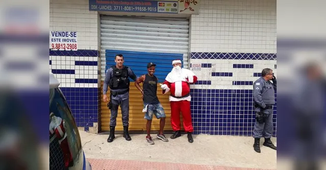 Imagem ilustrativa da notícia Antes de distribuir presentes, Papai Noel prende ladrão na véspera de Natal
