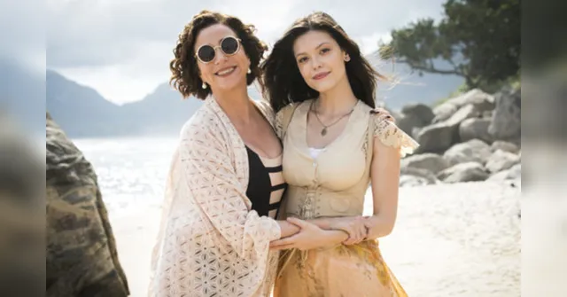 Imagem ilustrativa da notícia Após assumir namoro, atrizes posam juntas em festa de confraternização