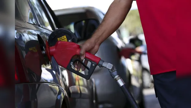 Imagem ilustrativa da notícia Petrobras comunica aumento de 2,7% no preço da gasolina