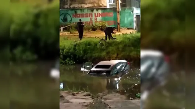 Imagem ilustrativa da notícia Assaltantes em fuga caem dentro de canal de Belém com carro roubado. Veja o vídeo