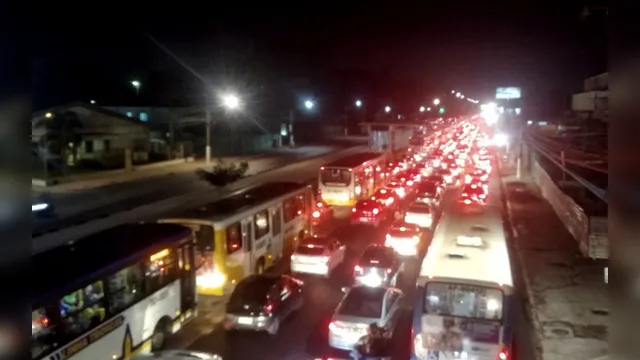 Imagem ilustrativa da notícia Asfaltamento deixa trânsito parado na avenida Almirante Barroso