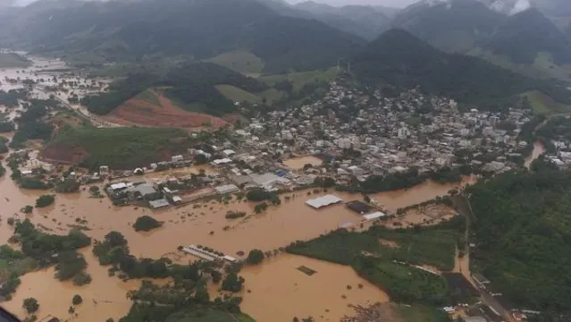 Imagem ilustrativa da notícia Chuva deixa seis mortos no Espírito Santo e prefeito diz que cidade acabou