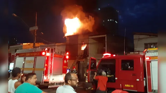 Imagem ilustrativa da notícia Incêndio atinge edifício comercial em Belém