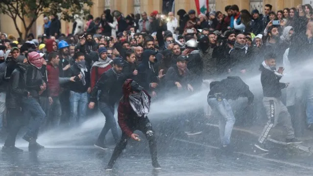 Imagem ilustrativa da notícia Confrontos deixam mais de 200 feridos em protesto no Líbano