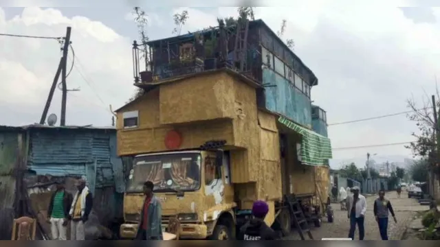 Imagem ilustrativa da notícia Vídeo: homem faz casa de três quartos e dois andares em cima de caminhão