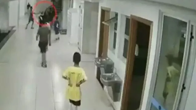 Imagem ilustrativa da notícia Criança bate a cabeça contra a parede após homem empurrá-la durante briga