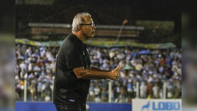 Imagem ilustrativa da notícia Hélio dos Anjos faz críticas a arbitragem após vitória. 'Não vou tolerar pressão'