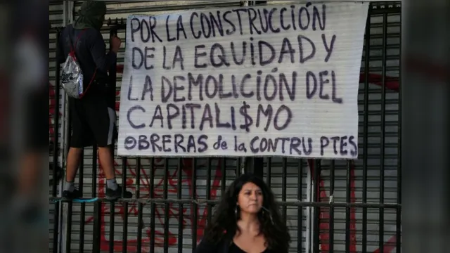 Imagem ilustrativa da notícia Chile
reduz pela metade salário de políticos em resposta a protestos