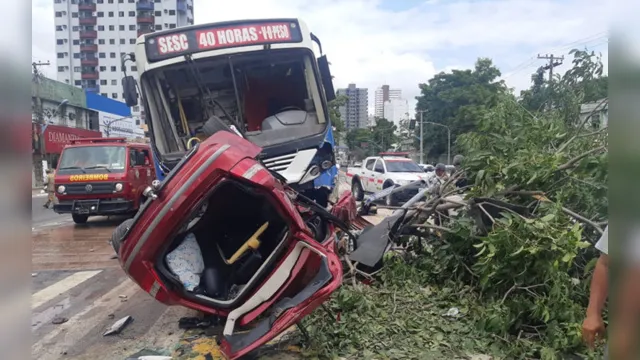 Imagem ilustrativa da notícia Ônibus e carro provocam grave acidente na pista do BRT da Almirante Barroso 