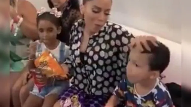 Imagem ilustrativa da notícia Vídeo: Anitta é flagrada limpando a mão na cabeça de menino após comer salgado