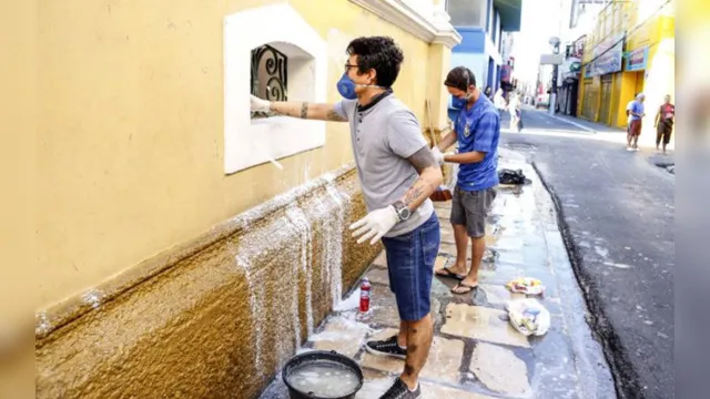 Imagem ilustrativa da notícia Trabalhadores lavam paredes e calçadas do Arquivo Público