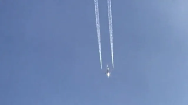 Imagem ilustrativa da notícia Vídeo: avião em pane despeja combustível e atinge crianças em escolas