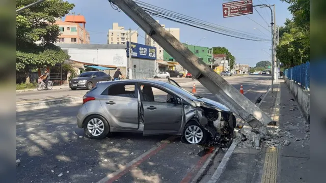 Imagem ilustrativa da notícia Motorista bate com carro em poste e foge do local em Belém