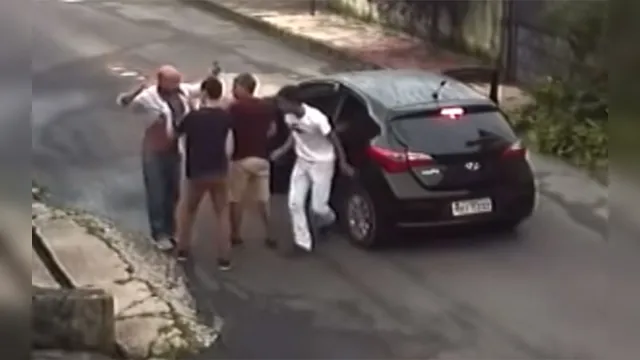 Imagem ilustrativa da notícia Augusto Montenegro: vídeo mostra assaltantes espancando vítima