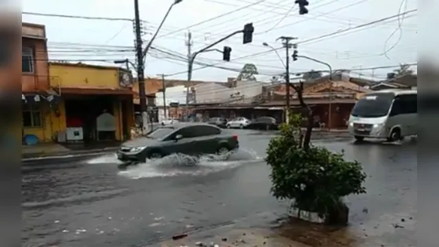 Imagem ilustrativa da notícia Chuva provoca congestionamentos e alagamentos em ruas de Belém