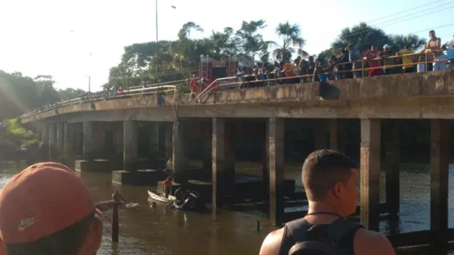 Imagem ilustrativa da notícia Motorista despenca de ponte em rio e morre no Pará. Veja o vídeo