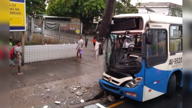 Imagem ilustrativa da notícia Ônibus colide com poste e deixa fiação elétrica exposta em avenida de Belém