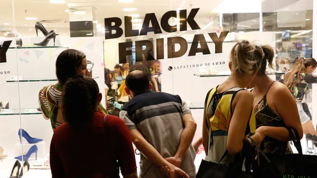 Imagem ilustrativa da notícia Shopping abre na madrugada para a Black Friday e atrai clientes na Grande Belém