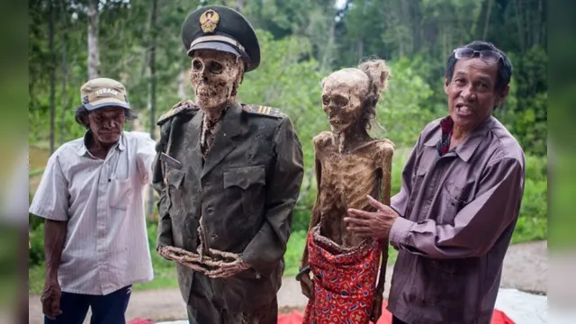 Imagem ilustrativa da notícia Tribo desenterra corpos de familiares e posa para foto em ritual 