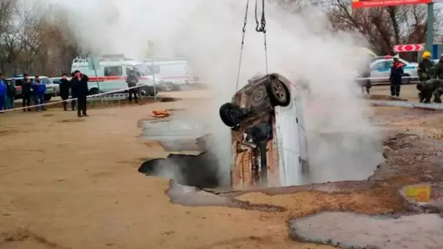 Imagem ilustrativa da notícia Homens morrem queimados após carro cair um duto de água quente