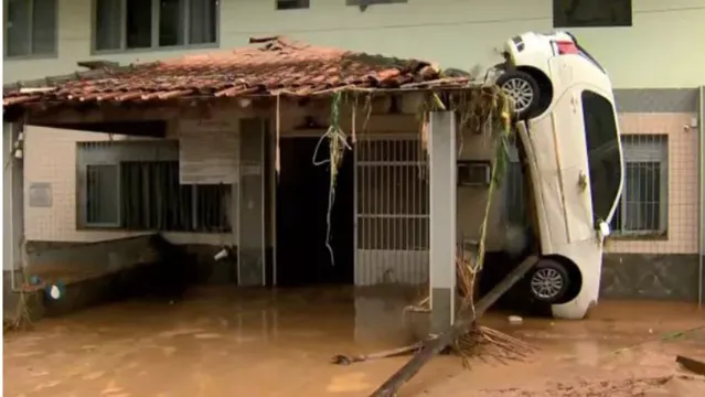 Imagem ilustrativa da notícia Fortes chuvas deixam cinco mortos, carros virados e cidades destruídas 