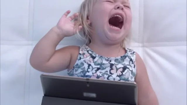 Imagem ilustrativa da notícia Criança de 3 anos quebra o pé da mãe após ela desligar tablet da menina