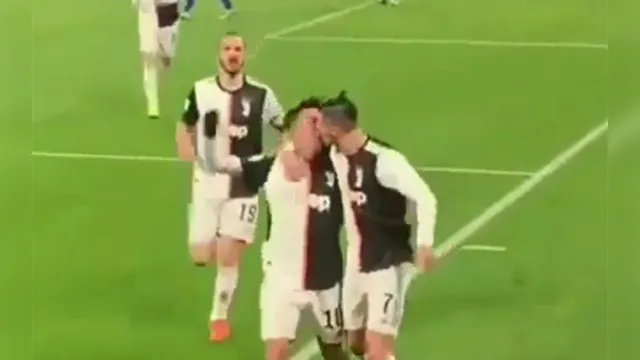 Imagem ilustrativa da notícia CR7 beija jogador na boca após marcar pela Juventus. Veja o vídeo!